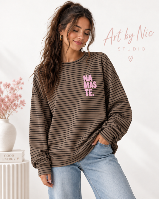 Gestreiftes Sweatshirt mit „NAMASTE“-Schriftzug