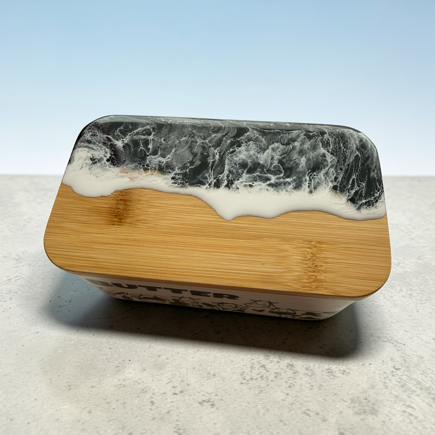 Butterdose Kuh mit Ocean Art Deckel aus Resin Bambus Keramik handveredelt maritime Kuechendeko Geschenkidee Unikat Küchenaccessoire