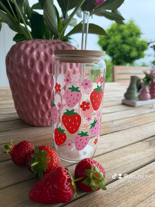 Design-Trinkglas „Strawberry Love“ – 470 ml | Handveredelt | Wiederverwendbar | Bambusdeckel & Glasstrohhalm