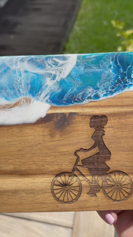 „Freiheit auf zwei Rädern – Ocean Art Frühstücksbrett aus Akazienholz“